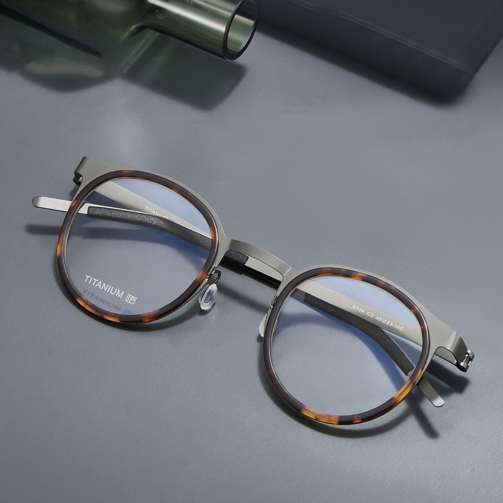 Kính titan nguyên chất không có vành riêng biệt 9704