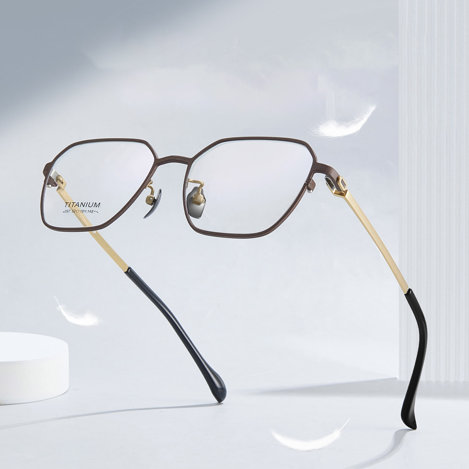 Kính titan nguyên chất được cá nhân hóa theo hình lục giác 9057