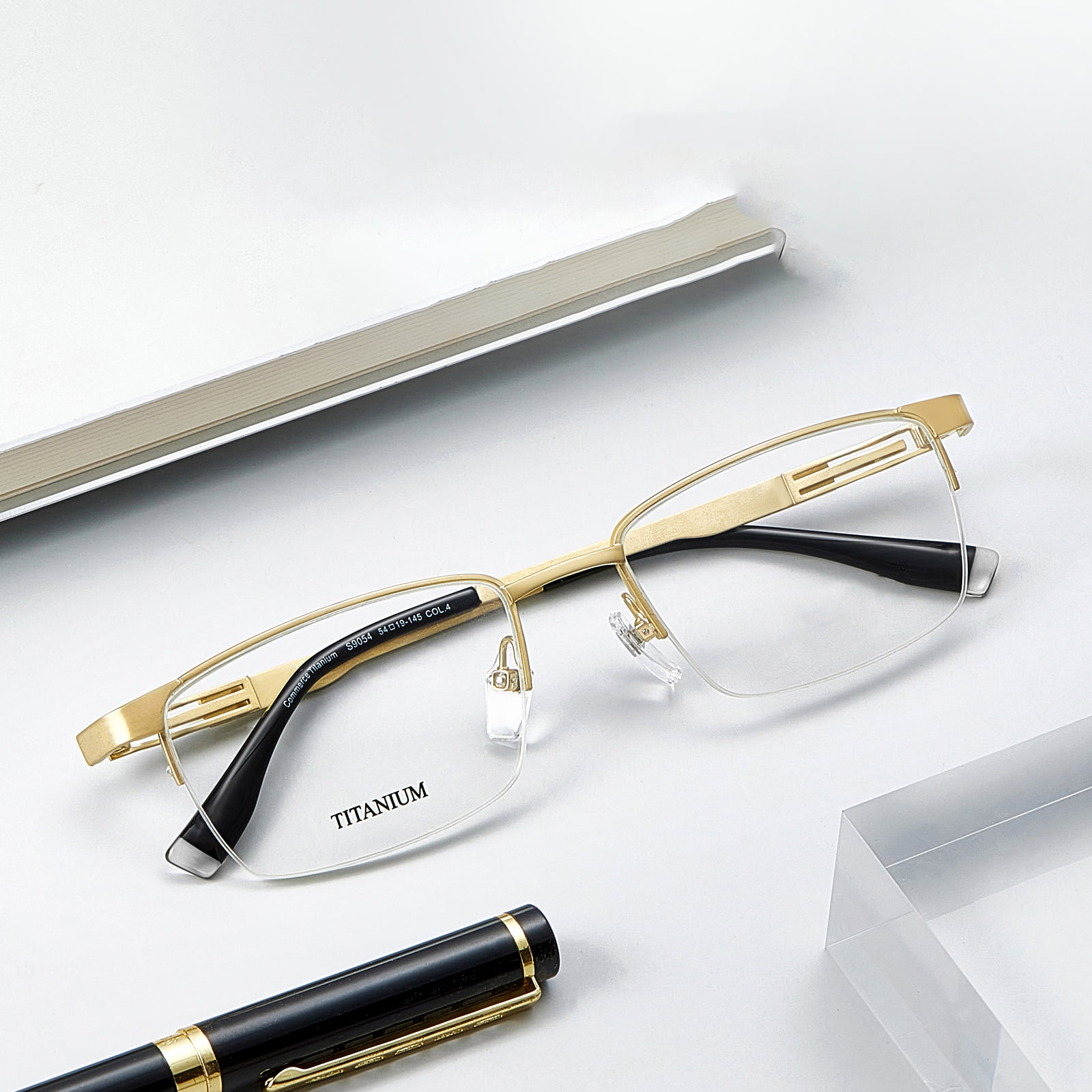 Kính titan nguyên chất nhẹ và không phai màu S9054
